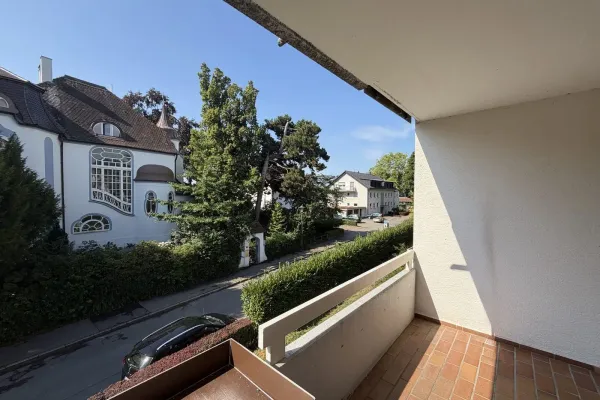 Blick von der Loggia der zum Verkauf angebotenen Immobilie Am Alpengarten